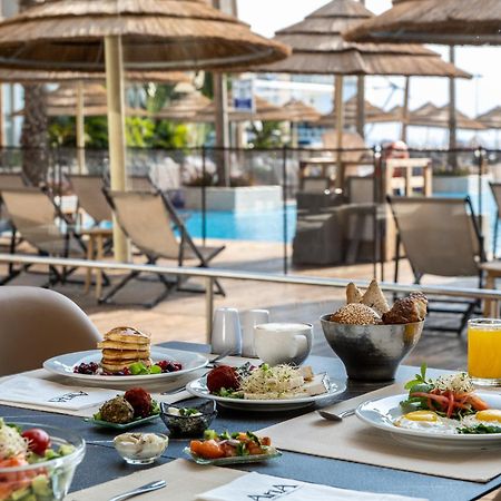 Aria Hotel Eilat Exterior foto A buffet at a hotel
